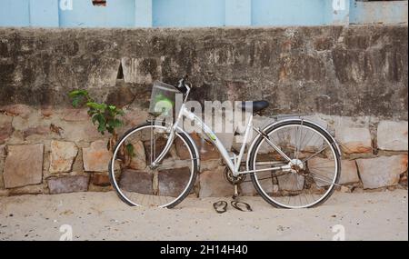 Phu Quoc, Vietnam - 10. Mai 2016. Fahrradparkplatz am Strand auf der Insel Phu Quoc, Vietnam. Phu Quoc ist eine berühmte Urlaubsinsel im Süden, mit Beaufu Stockfoto