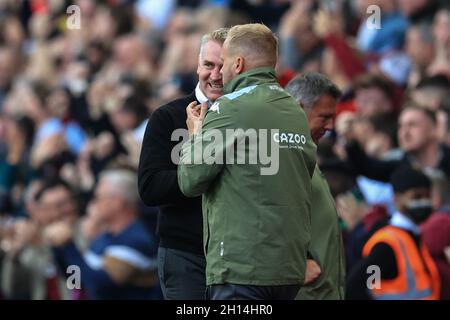 Dean Smith Manager der Aston Villa feiert Danny ings #20 des Ziels der Aston Villa Stockfoto