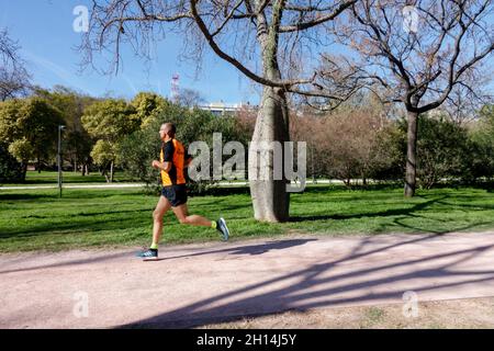 Mann läuft im Valencia Turia Park Spanien Valencia Turia Gärten Mann Jogging Jardín del Turia Stockfoto