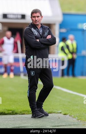 NORTHAMPTON, GROSSBRITANNIEN. 16. OKTOBER der Manager von Mansfield Town, Nigel Clough, während der ersten Hälfte des Spiels der Sky Bet League 2 zwischen Northampton Town und Mansfield Town im PTS Academy Stadium, Northampton, am Samstag, den 16. Oktober 2021. (Kredit: John Cripps | MI Nachrichten) Kredit: MI Nachrichten & Sport /Alamy Live Nachrichten Stockfoto