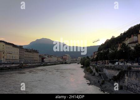 Der Blick auf den Fluss Isere in Grenoble, Frankreich, nahe dem Rand der Alpen. Stockfoto