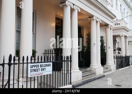 Nummer 7 und 8 Upper Belgrave Street Schild, Belgravia, London, SW1, England, Großbritannien Oktober 2021 Stockfoto