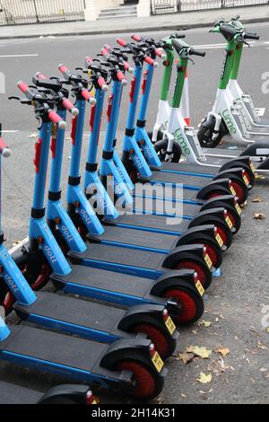 Lime and Dott Electric Scooter 'escooter' zu vermieten im Zentrum von London, EV zu vermieten, England, Oktober 2021 Stockfoto