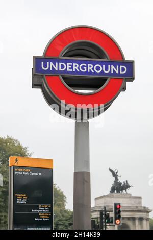 Hyde Park Corner London Underground Station Roundel gegen klaren Himmel, London England 2021 Stockfoto