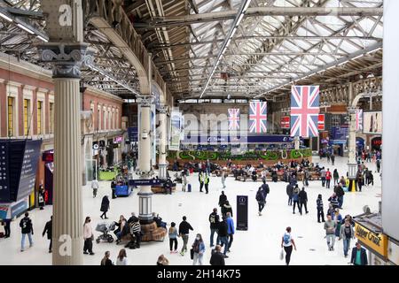 Pendler und Passagiere auf der Victoria Station London, England, Großbritannien, Oktober 2021 Stockfoto