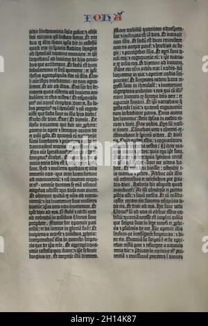 Eine der Seiten der Gutenberg-Bibel, auch bekannt als die 42-zeilige Bibel, die der deutsche mittelalterliche Drucker und Verleger Johannes Gutenberg 1454-1455 auf Pergament gedruckt hatte, heute im Besitz der Staatsbibliothek zu Berlin, die in der Ausstellung „Spätgotik“ in der Berliner Gemäldegalerie ausgestellt ist (Berlin Picture Gallery) in Berlin, Deutschland. Stockfoto
