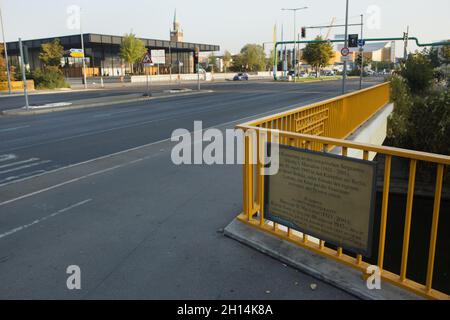 Gedenktafel an den Offizier der Roten Armee Nikolai Masalow (auch als Nikolaj Massalow geschrieben) auf der Potsdamer Brücke in Berlin. Der Text in deutscher und russischer Sprache bedeutet: Zum Gedenken an den sowjetischen Sergeanten Nikolai Iwanowitsch Masalow (1921-2001). Während der Kämpfe um Berlin am 30. April 1945, in der Nähe dieser Brücke, rettete er unter Lebensgefahr ein Kind, das zwischen zwei Fronten unter Beschuss geraten war. Nikolai Masalow war der Prototyp der Figur des sowjetischen Soldaten für das sowjetische Kriegsdenkmal im Treptower Park in Berlin. Die Gedenktafel wurde an der vermeintlichen Stelle angebracht Stockfoto