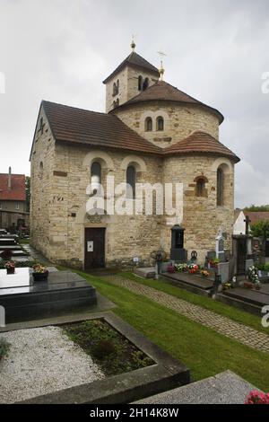 Romanische Kirche der Heiligen Maria Magdalena (Kostel svaté Máří Magdalény) aus der ersten Hälfte des 12. Jahrhunderts in Přední Kopanina bei Prag in Mittelböhmen, Tschechische Republik. Stockfoto