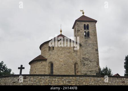 Romanische Kirche der Heiligen Maria Magdalena (Kostel svaté Máří Magdalény) aus der ersten Hälfte des 12. Jahrhunderts in Přední Kopanina bei Prag in Mittelböhmen, Tschechische Republik. Stockfoto