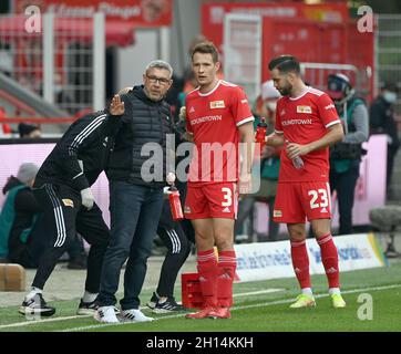 Berlin, Deutschland. Oktober 2021. Fußball: Bundesliga, 1. FC Union Berlin - VfL Wolfsburg, Matchday 8, an der Alten Försterei. Der Trainer der Union, Urs Fischer (l-r), diskutiert mit Paul Jaeckel. Neben ihm ist Niko Gießelmann von Union. Quelle: Matthias Koch/dpa - WICHTIGER HINWEIS: Gemäß den Bestimmungen der DFL Deutsche Fußball Liga und/oder des DFB Deutscher Fußball-Bund ist es untersagt, im Stadion und/oder vom Spiel aufgenommene Fotos in Form von Sequenzbildern und/oder videoähnlichen Fotoserien zu verwenden oder zu verwenden./dpa/Alamy Live News Stockfoto