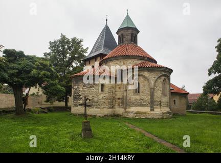 Romanische Kirche der Geburt der seligen Jungfrau Maria (Kostel Narození Panny Marie) aus dem 13. Jahrhundert in Holubice in Mittelböhmen, Tschechische Republik. Stockfoto