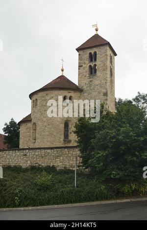 Romanische Kirche der Heiligen Maria Magdalena (Kostel svaté Máří Magdalény) aus der ersten Hälfte des 12. Jahrhunderts in Přední Kopanina bei Prag in Mittelböhmen, Tschechische Republik. Stockfoto