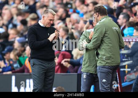 Dean Smith Manager der Aston Villa feiert John McGinn #7 des Ziels der Aston Villa, es 2-0 zu schaffen Stockfoto