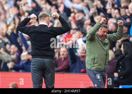 Dean Smith Manager der Aston Villa feiert John McGinn #7 des Ziels der Aston Villa, es 2-0 zu schaffen Stockfoto