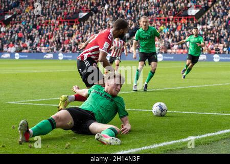 Sheffield, Großbritannien. Oktober 2021. Jayden Bogle #20 von Sheffield United überspringt am 10/16/2021 Harry Souttar #36 von Stoke City in Sheffield, Großbritannien. (Foto von James Heaton/News Images/Sipa USA) Quelle: SIPA USA/Alamy Live News Stockfoto