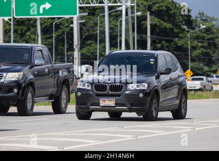 Chiangmai, Thailand - September 26 2021: Privatauto. BMW X5. Foto auf der Straße Nr. 1001 etwa 8 km von der Innenstadt von Chiangmai, thailand. Stockfoto