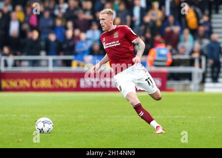 NORTHAMPTON, GROSSBRITANNIEN. 16. OKTOBER Mitch Pinnock von Northampton Town während der zweiten Hälfte des Sky Bet League 2-Spiels zwischen Northampton Town und Mansfield Town im PTS Academy Stadium, Northampton am Samstag, 16. Oktober 2021. (Kredit: John Cripps | MI Nachrichten) Kredit: MI Nachrichten & Sport /Alamy Live Nachrichten Stockfoto