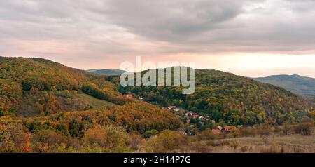 Bukk Nationalpark in Ungarn Herbst Herbst Saison Sonnenuntergang . Stockfoto