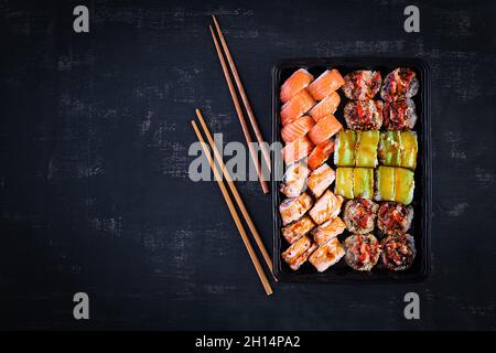 Asiatische Küche. Sushi, rollt auf schwarzem Hintergrund.Draufsicht, oben Stockfoto
