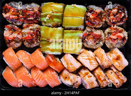 Asiatische Küche. Sushi, rollt auf schwarzem Hintergrund.Draufsicht, oben Stockfoto