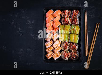 Asiatische Küche. Sushi, rollt auf schwarzem Hintergrund.Draufsicht, oben Stockfoto