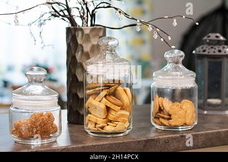 Gläser mit Keksen. Gläser mit verschiedenen Keksen und Crackern. Stockfoto
