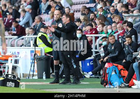 NORTHAMPTON, GROSSBRITANNIEN. 16. OKTOBER Mansfield Town's Manager Nigel Clough während der zweiten Hälfte des Sky Bet League 2-Spiels zwischen Northampton Town und Mansfield Town im PTS Academy Stadium, Northampton am Samstag, 16. Oktober 2021. (Kredit: John Cripps | MI Nachrichten) Kredit: MI Nachrichten & Sport /Alamy Live Nachrichten Stockfoto