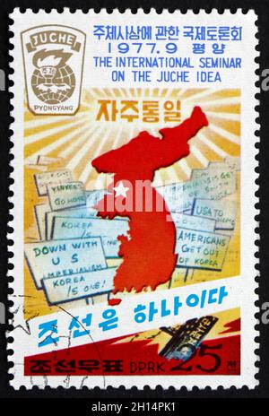 NORDKOREA - UM 1977: Eine in Nordkorea gedruckte Marke zeigt Karte von Korea, antiamerikanische Texte, um 1977 Stockfoto