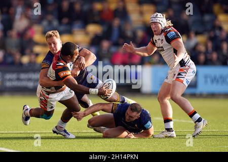 Leicester Tigers' Kini Murimurivalu (links) wird während des Spiels der Gallagher Premiership im Sixways Stadium, Worcester, von Duhan van der Merwe und Perry Humphreys der Worcester Warriors angegangen. Bilddatum: Samstag, 16. Oktober 2021. Stockfoto