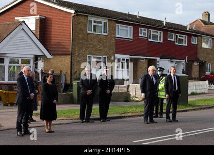 (211016) -- LEIGH-ON-SEA, 16. Oktober 2021 (Xinhua) -- der britische Premierminister Boris Johnson (3. R) und der Führer der britischen Labour Party Keir Starmer (1. R) zollen Sir David Amess am 16. Oktober 2021 in Leigh-on-Sea, Essex, Großbritannien, Tribut. Der Mord an dem britischen Gesetzgeber David Amess wurde am Samstag von der Londoner Stadtpolizei zu einem Terroranschlag erklärt. David Amess, Mitglied des parlaments der regierenden britischen Konservativen Partei, ist gestorben, nachdem er am Freitag bei einer Wahlkreissitzung in Essex, einem Landkreis im Südosten Englands, erstochen worden war. (Foto von Andrew Parsons/No 10 Downing Street/Handout Stockfoto