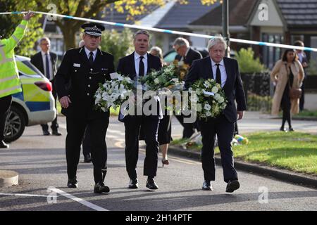 (211016) -- LEIGH-ON-SEA, 16. Oktober 2021 (Xinhua) -- der britische Premierminister Boris Johnson (R, Front) und der Führer der britischen Labour Party Keir Starmer (C, Front) zollen Sir David Amess am 16. Oktober 2021 in Leigh-on-Sea, Essex, Großbritannien, Tribut. Der Mord an dem britischen Gesetzgeber David Amess wurde am Samstag von der Londoner Stadtpolizei zu einem Terroranschlag erklärt. David Amess, Mitglied des parlaments der regierenden britischen Konservativen Partei, ist gestorben, nachdem er am Freitag bei einer Wahlkreissitzung in Essex, einem Landkreis im Südosten Englands, erstochen worden war. (Foto von Andrew Parsons/No 10 Downing Street/Ha Stockfoto