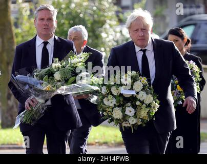 (211016) -- LEIGH-ON-SEA, 16. Oktober 2021 (Xinhua) -- der britische Premierminister Boris Johnson (R, Front) und der Führer der britischen Labour Party Keir Starmer (L, Front) zollen Sir David Amess am 16. Oktober 2021 in Leigh-on-Sea, Essex, Großbritannien, Tribut. Der Mord an dem britischen Gesetzgeber David Amess wurde am Samstag von der Londoner Stadtpolizei zu einem Terroranschlag erklärt. David Amess, Mitglied des parlaments der regierenden britischen Konservativen Partei, ist gestorben, nachdem er am Freitag bei einer Wahlkreissitzung in Essex, einem Landkreis im Südosten Englands, erstochen worden war. (Foto von Andrew Parsons/No 10 Downing Street/Ha Stockfoto