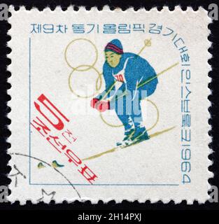 NORDKOREA - UM 1964: Eine in Nordkorea gedruckte Marke zeigt Skifahrer, 9. Olympische Winterspiele, Innsbruck, um 1964 Stockfoto