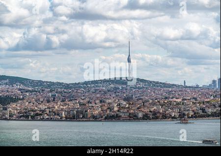 Supertall Camlica TV und Radio Tower in Istanbul. camlica TV Tower. Telekommunikationsturm mit Aussichtsplatten und Restaurants im Uskyudar di Stockfoto