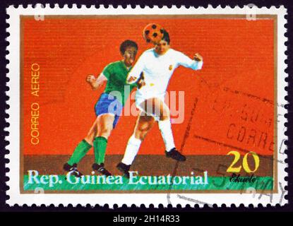ÄQUATORIALGUINEA - UM 1977: Eine in Äquatorialguinea gedruckte Marke zeigt Players in Action, Soccer, um 1977 Stockfoto
