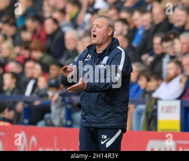 Preston, Großbritannien. Oktober 2021. Frankie McAvoy Manager von Preston North End reagiert während des Spiels in Preston, Vereinigtes Königreich am 10/16/2021. (Foto von Simon Whitehead/News Images/Sipa USA) Quelle: SIPA USA/Alamy Live News Stockfoto