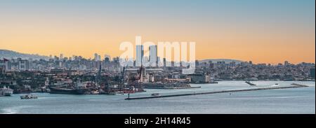 Blick auf Istanbul von der Suleymaniye Moschee in der Türkei. Moderne Hafen- und Schiffsansicht. Panoramablick auf die wunderschöne Stadt Istanbul bei Sonnenuntergang Stockfoto