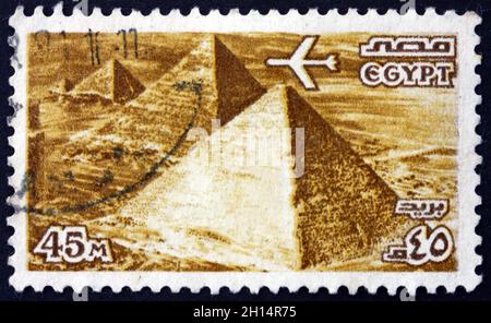 ÄGYPTEN - UM 1978: Eine in Ägypten gedruckte Marke zeigt Flugzeuge über den Pyramiden von Gizeh, um 1978 Stockfoto