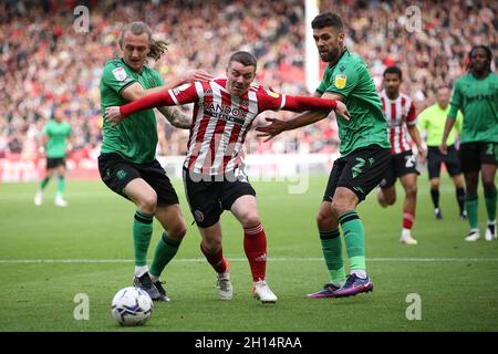 Sheffield, England, 16. Oktober 2021. John Fleck von Sheffield Utd trifft Ben Wilmot und Tommy Smith von Stoke City während des Sky Bet Championship-Spiels in der Bramall Lane, Sheffield. Bildnachweis sollte lauten: Alistair Langham / Sportimage Stockfoto