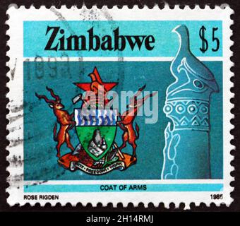 SIMBABWE - UM 1985: Eine in Simbabwe gedruckte Marke zeigt Zimbabwes Vogel- und Staatswappen, um 1985 Stockfoto