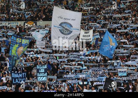 Rom, Italien. Oktober 2021. ROM, Italien - 16.10.2021: lazio-Fans Flaggen während der italienischen Serie Ein Fußballspiel zwischen SS LAZIO gegen FC INTER MAILAND im Olympiastadion in Rom am 16. Oktober 2021. Kredit: Unabhängige Fotoagentur/Alamy Live Nachrichten Stockfoto