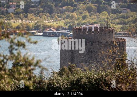 ISTANBUL, TÜRKEI - 12. OKTOBER ,2021: Blick auf die Festung Rumeli Hisari aus dem Nordosten, Türkei. Festung Rumelihisar auf dem Bosporus Stockfoto