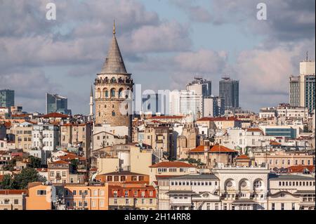 Blick auf istanbul. Galata Tower alter, historischer Teil Istanbuls im Stadtteil Beyoglu. Istanbul bei Sonnenuntergang - Galata Bezirk, Türkei. Hoch resolutio Stockfoto