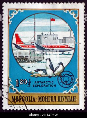 MONGOLEI - UM 1980: Eine in der Mongolei gedruckte Marke zeigt Pinguine und sowjetische Flugzeuge, antarktische Tiere und Erkundungen, um 1980 Stockfoto