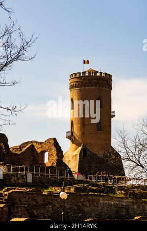 Der Chindia Tower oder Turnul Chindiei in der Innenstadt von Targoviste, Rumänien, 2021 Stockfoto