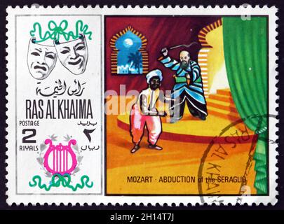 RAS AL-KHAIMAH - UM 1969: Eine in Ras al-Khaimah gedruckte Briefmarke zeigt die Entführung aus dem Serail von Wolfgang Amadeus Mozart, Opernszene, um 1 Stockfoto