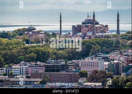 ISTANBUL, TÜRKEI - 12. OKTOBER ,2021: Istanbul Blick auf die Hagia Sophia in der Türkei. Golden Horn Bucht von Istanbul und Blick auf Moschee mit Sultanahmet DIS Stockfoto