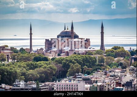 ISTANBUL, TÜRKEI - 12. OKTOBER ,2021: Istanbul Blick auf die Hagia Sophia in der Türkei. Golden Horn Bucht von Istanbul und Blick auf Moschee mit Sultanahmet DIS Stockfoto