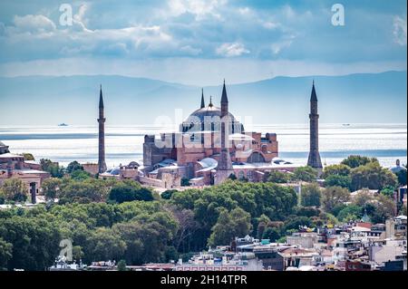 ISTANBUL, TÜRKEI - 12. OKTOBER ,2021: Istanbul Blick auf die Hagia Sophia in der Türkei. Golden Horn Bucht von Istanbul und Blick auf Moschee mit Sultanahmet DIS Stockfoto