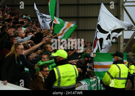 FIR Park, Motherwell, Großbritannien. Oktober 2021. Fußball der schottischen Premier League, Motherwell gegen Celtic; Celtic-Fans feiern ihren Sieg Credit: Action Plus Sports/Alamy Live News Stockfoto